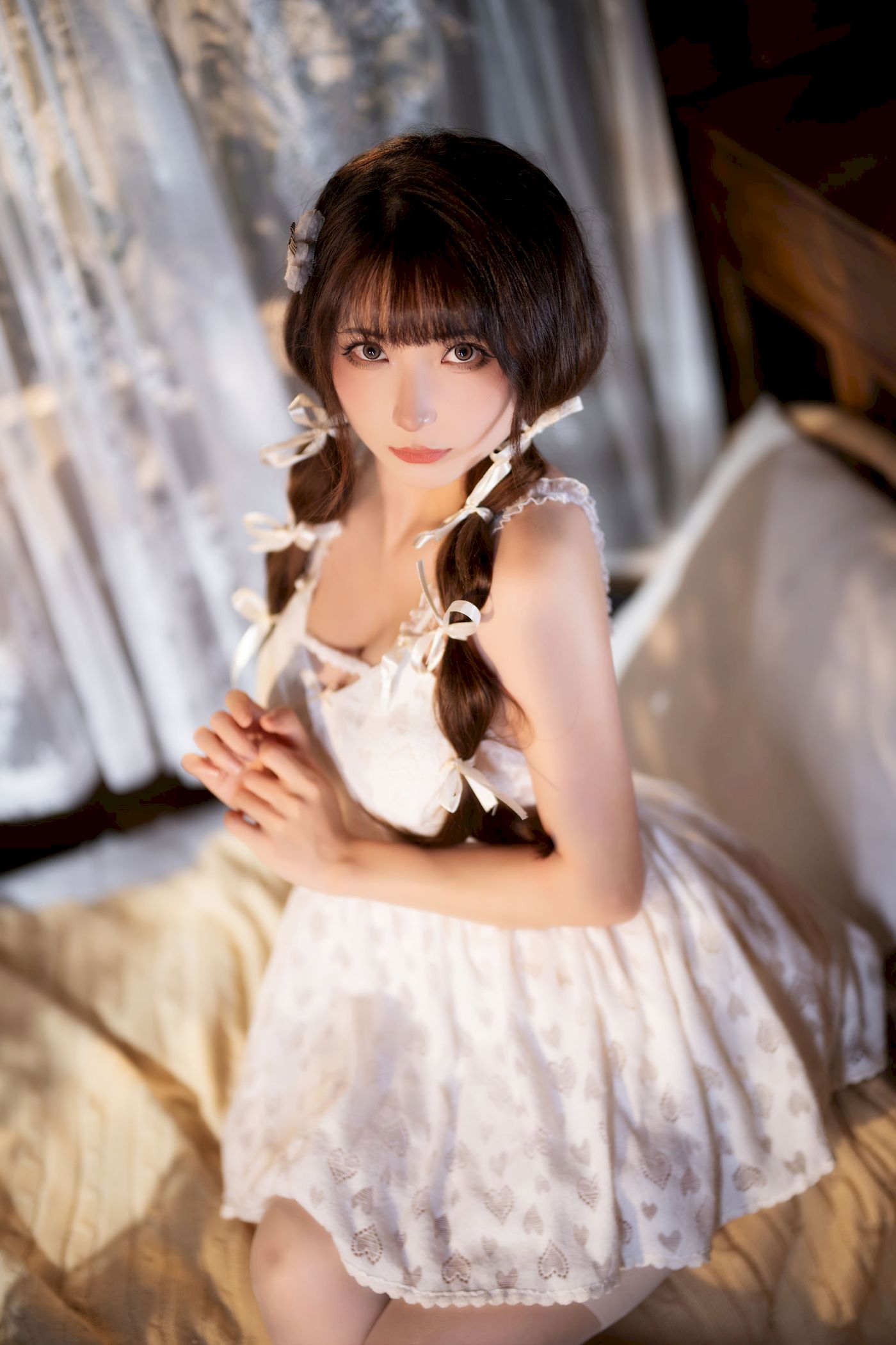 清纯少女是三不是世w素色吊裙白色丝袜居家写真