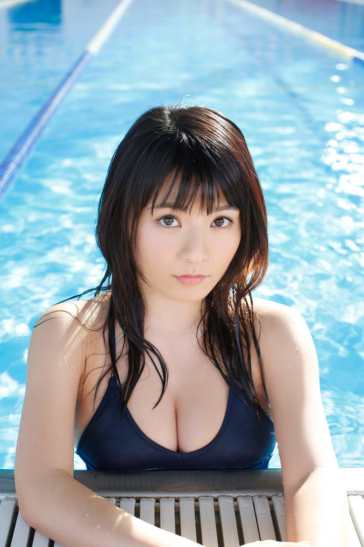 泳池里的高清日本模特星名美津紀图片