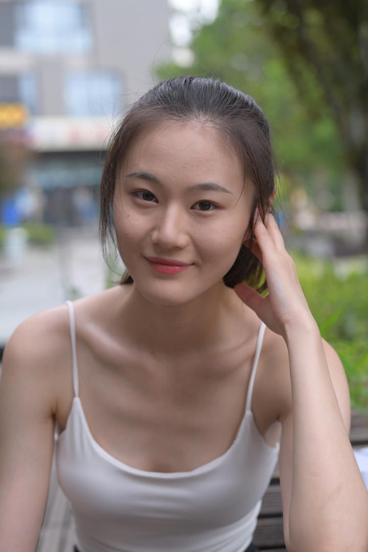 穿吊带背心的清纯美女街拍图片大全