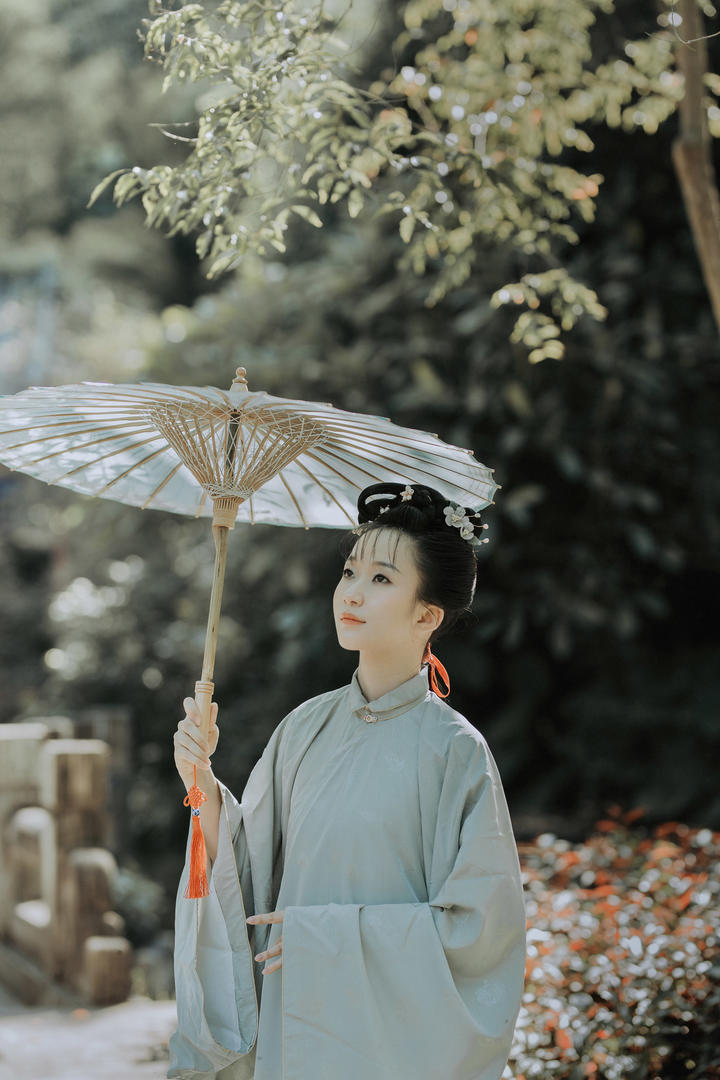 撑着伞的唯美古装美女凡鹿艺术写真图片