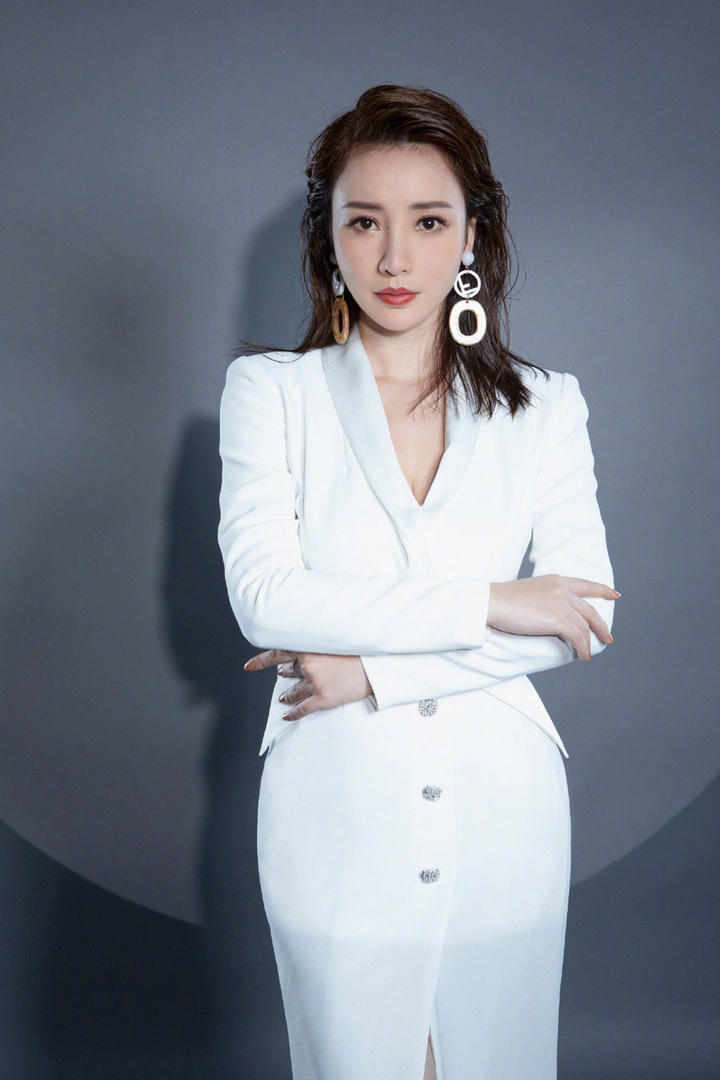 中国美女明星柳岩女强人气质霸道总裁写真图片