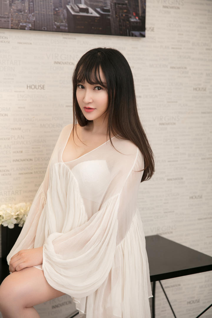 坐在桌子上的长裙美女图片