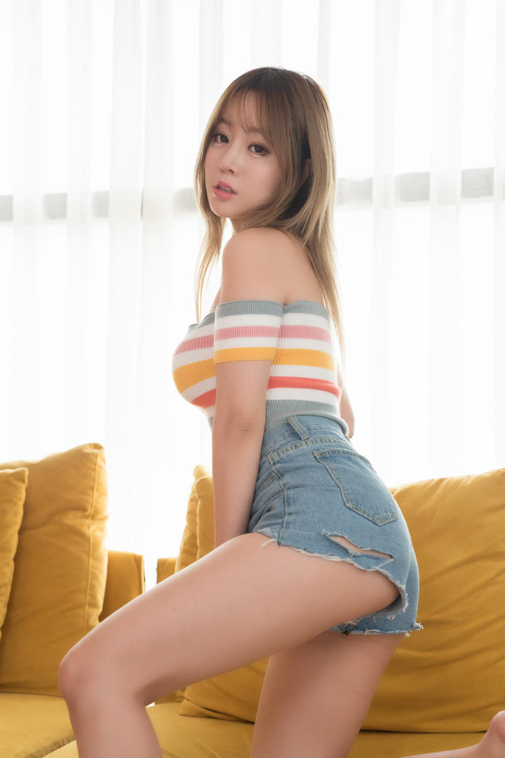 高清性感大胸翘臀美女图片