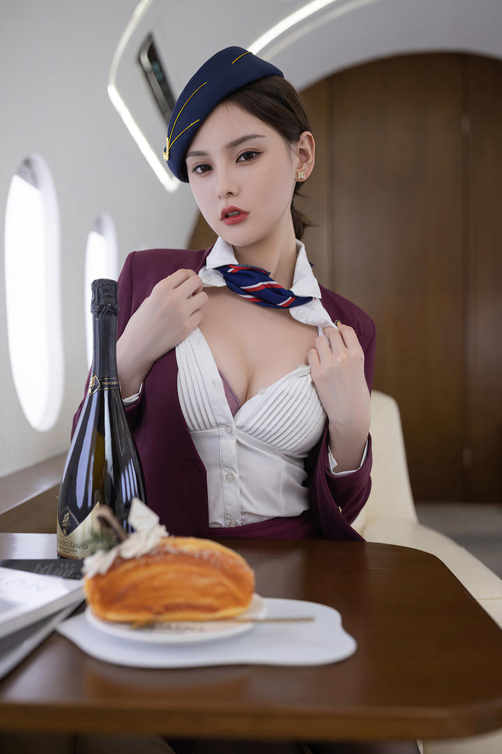 享用午餐的蓝天航空公司的空姐王心怡制服诱惑写真图片