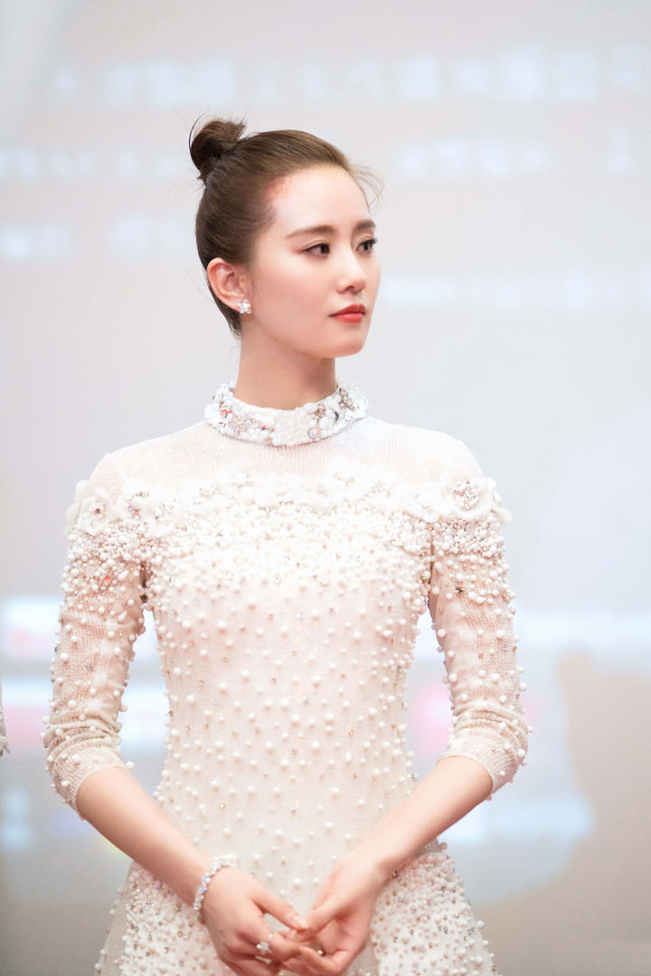 穿白色珍珠裙的气质美女明星刘诗诗唯美写真图片