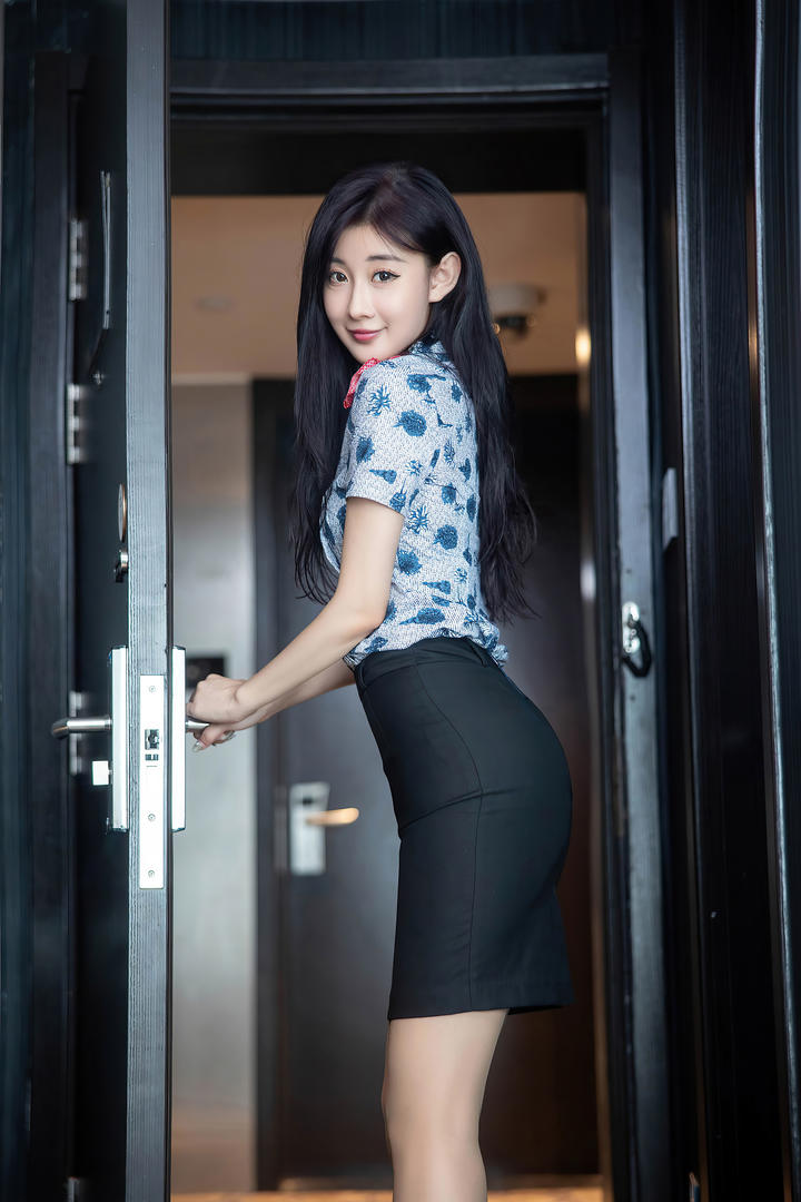 打开门的性感包臀裙美女国产成人无码美女图片专区