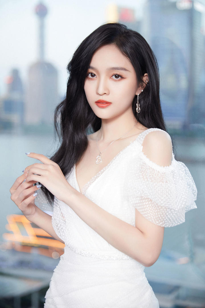 优雅大方的中国时尚女明星吴宣仪高清壁纸图片