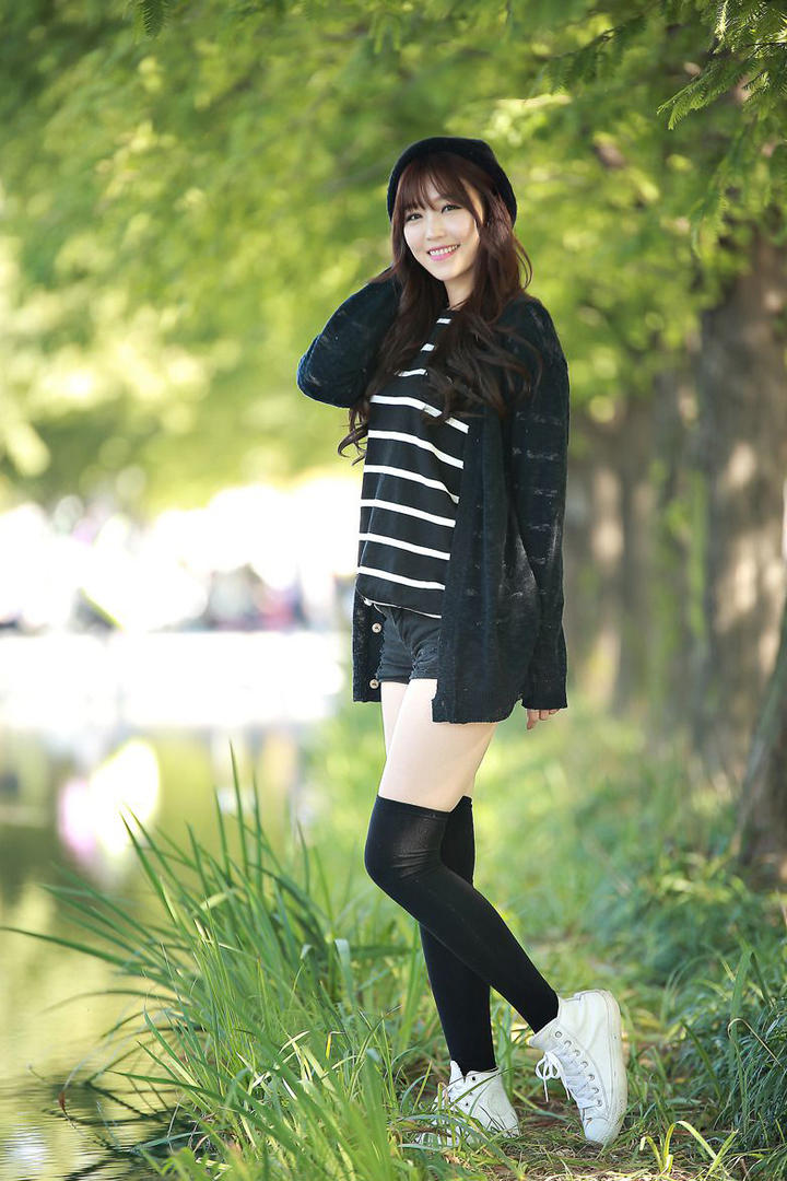 站在湖边的高清韩国美女写真图片