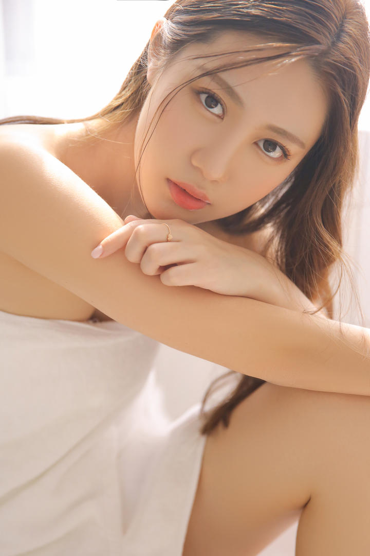 唯美清纯女生西西人体艺术照图片免费下载