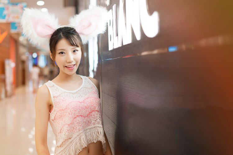 喜爱咖啡和蜜糖的小白兔