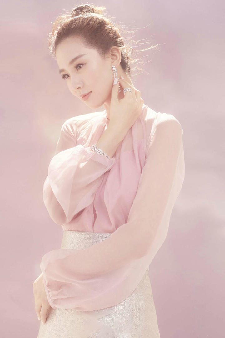 抚摸耳环的高清美女明星刘诗诗写真图片大全