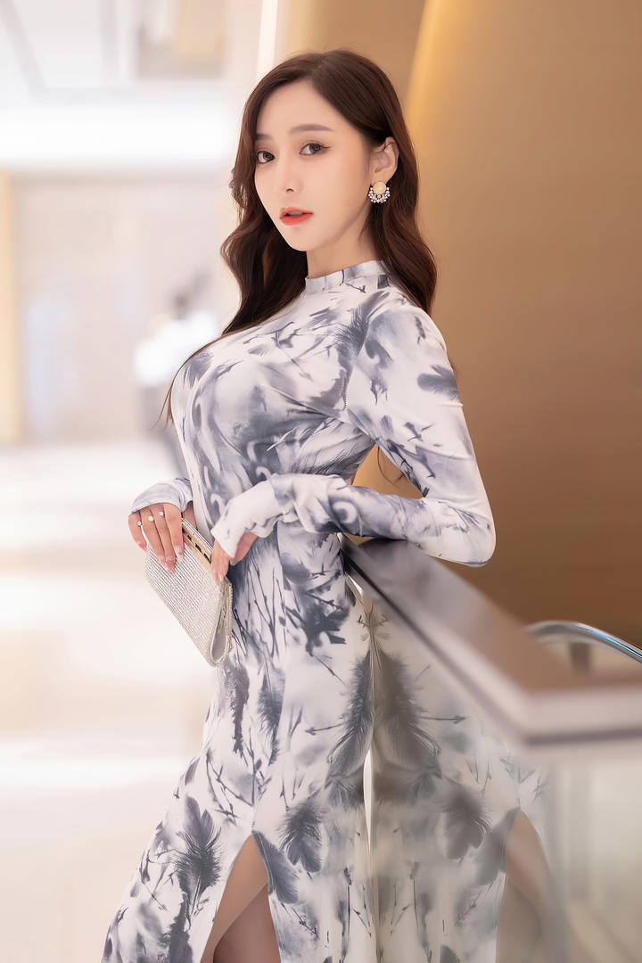 商场里穿古典旗袍的美女王馨瑶性感美女照片