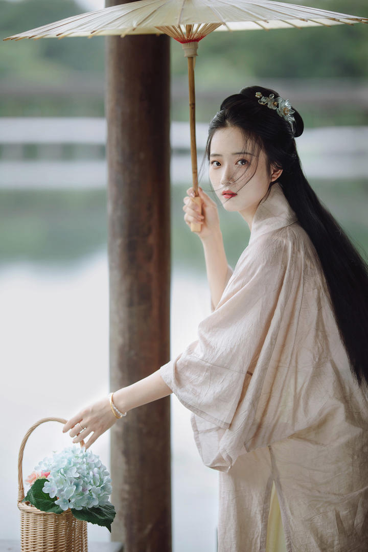 湖边撑伞的唯美古风古装美女壁纸图片