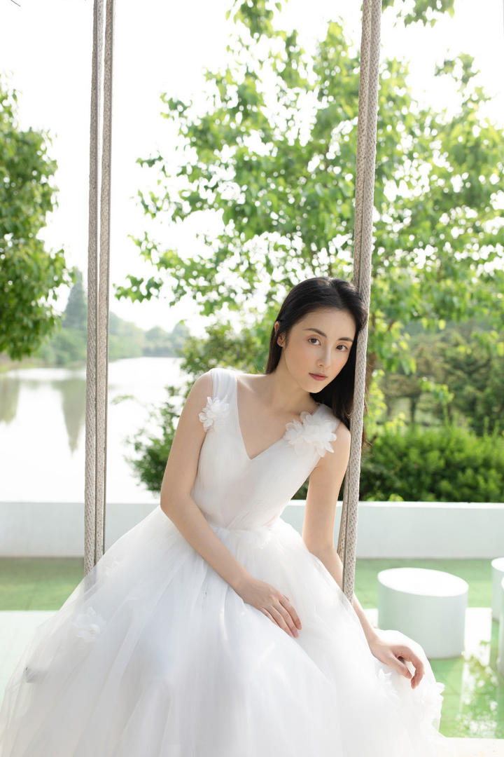 靠在秋千上的唯美婚纱美女明星章乐韵写真摄影图片