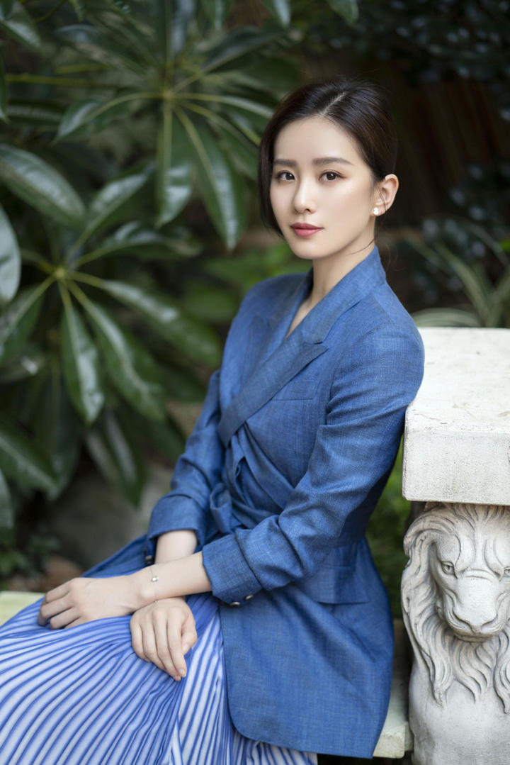 刘诗诗蓝色长裙知性美写真图片