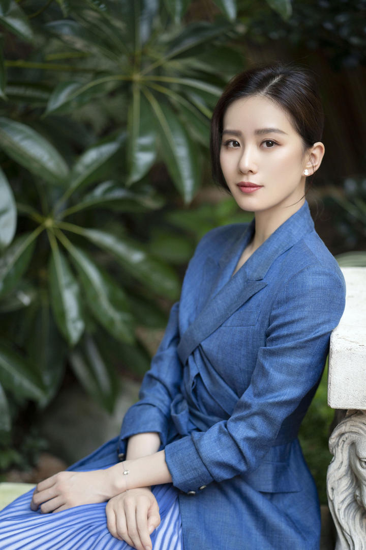 穿着蓝色西装的中国气质美女明星刘诗诗高清图片