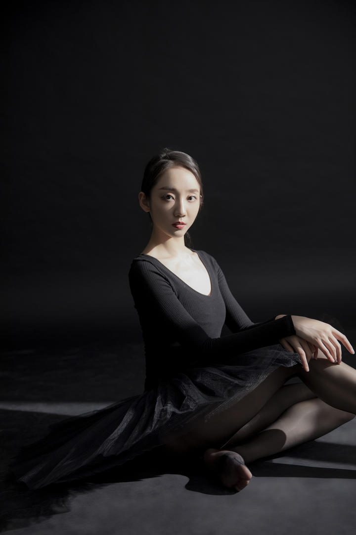 穿着黑丝袜的高清舞蹈老师清清人体艺术写真图片