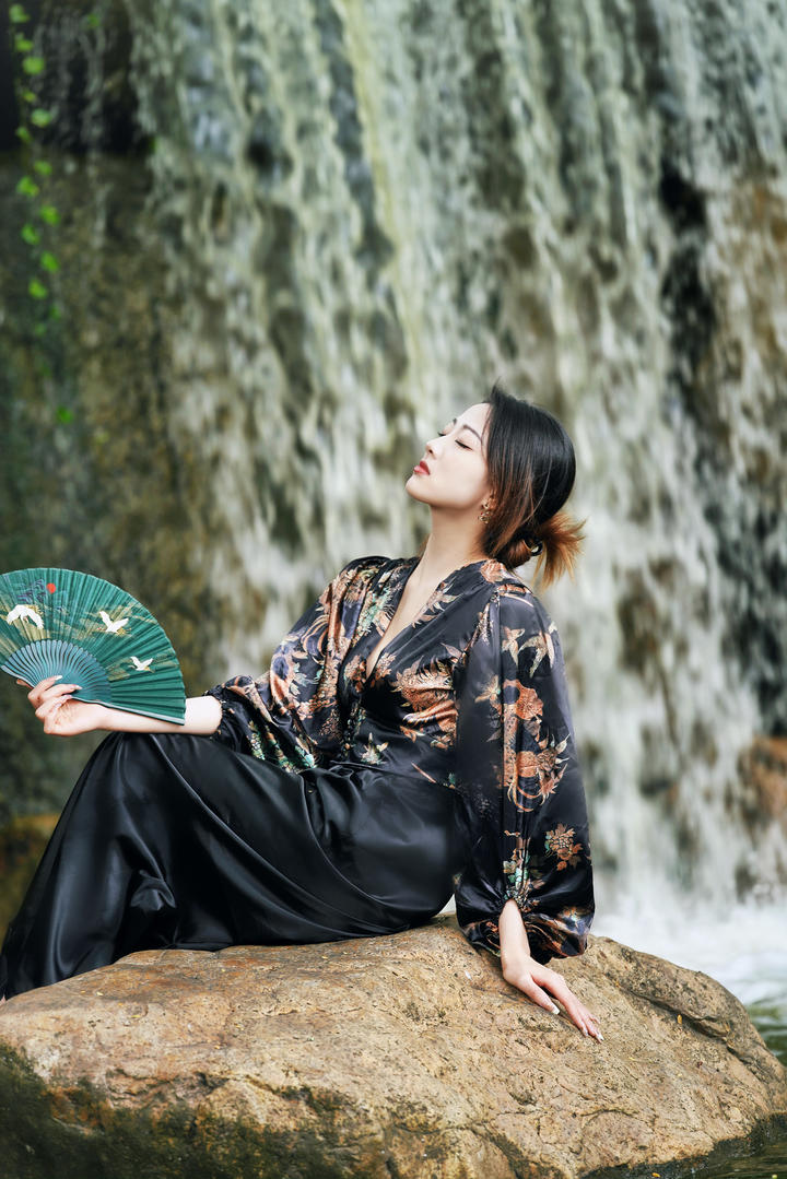 瀑布下的气质美女模特个人艺术照摄影大图