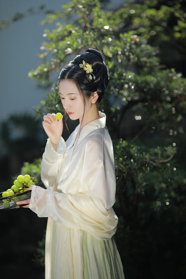 吃葡萄的小清新古风女生唯美壁纸图片