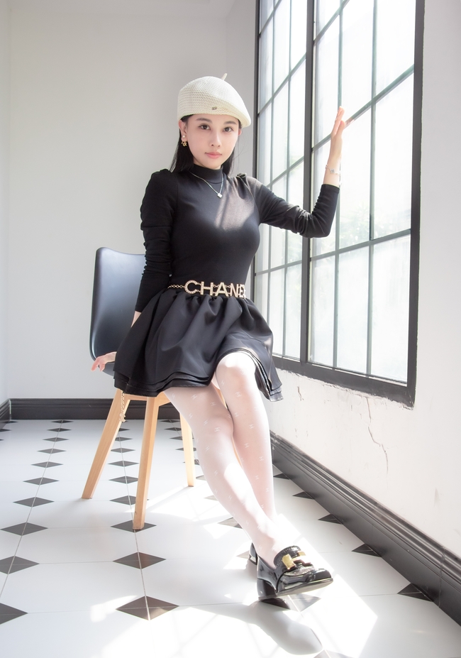 亚洲阳光时尚白丝袜美女人体模特图片