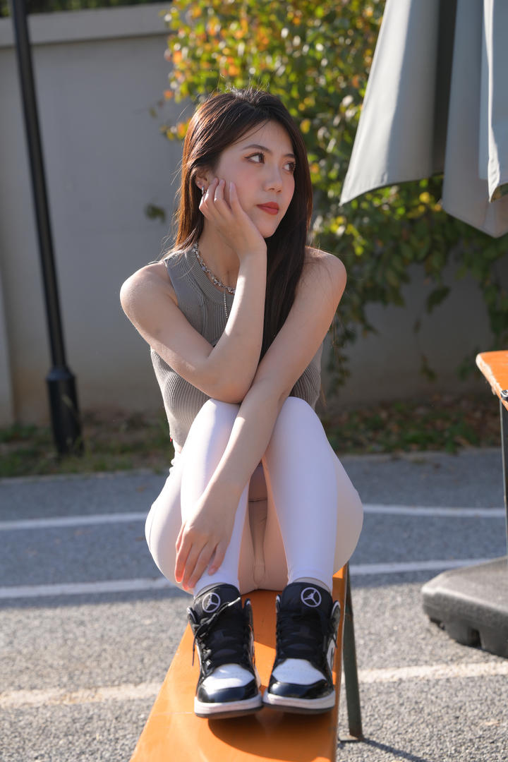 亚洲漂亮长发美女紧身瑜伽裤摄影写真大图