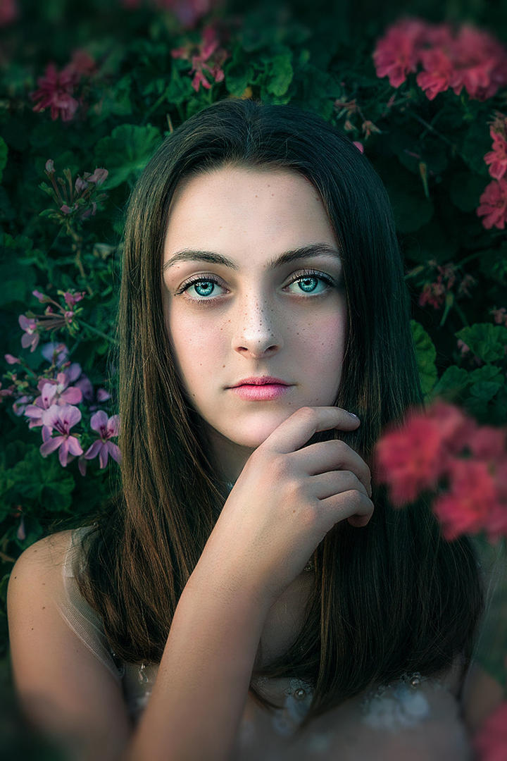 躺在草地上的国外美女写真