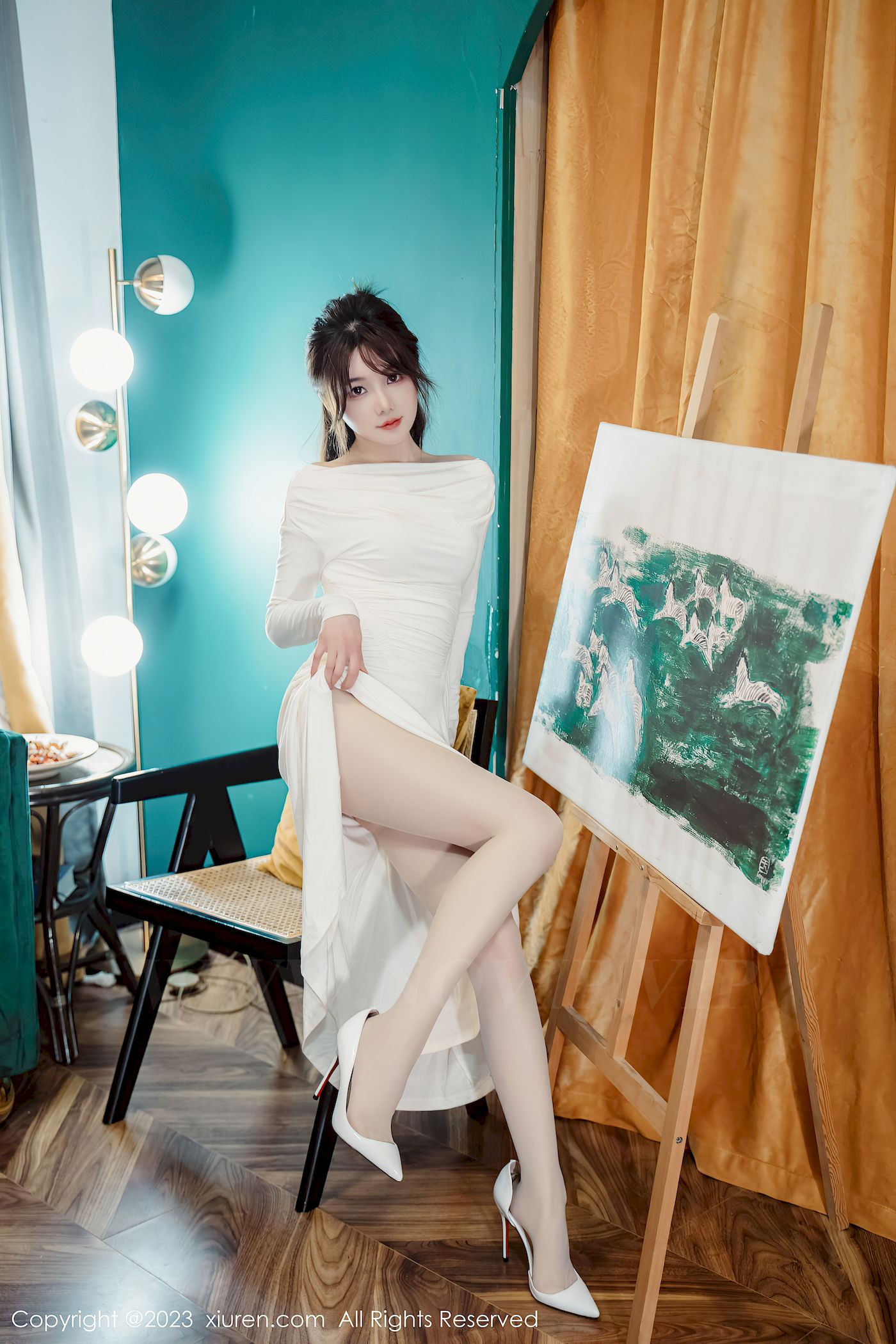 秀人网美女模特婠婠么白色露肩连衣裙原色丝袜性感写真