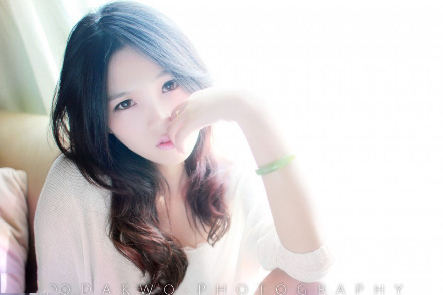 少女清晨梦醒的瞬间