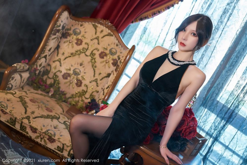 秀人网性感女神周于希Sandy华丽吊裙黑丝美腿系列大理旅拍