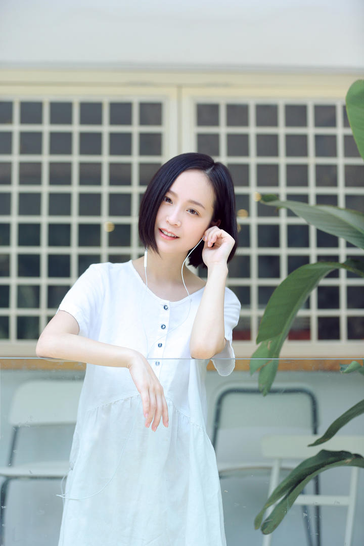 听歌的短发清纯女生头像真人摄影图片