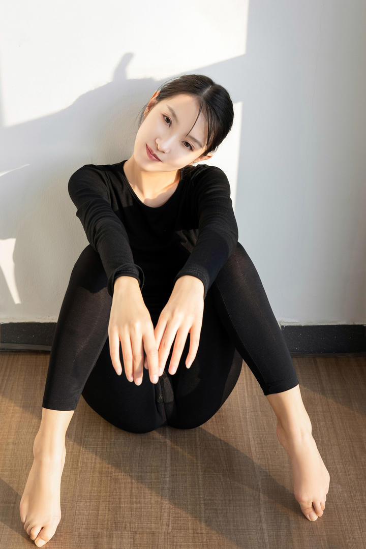 穿紧身裤的美女跳舞写真图片