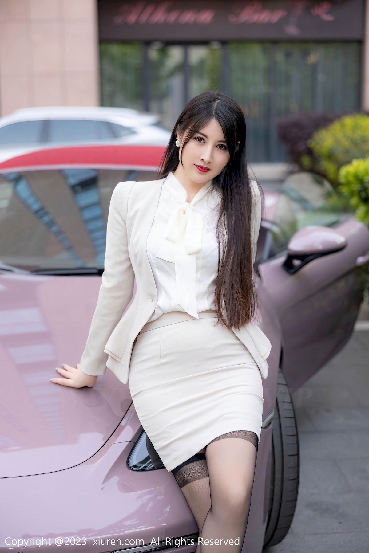 秀人网美女模特陈诗诗kiki浅色OL服饰搭配黑丝惹火写真