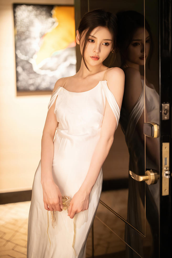 靠在门上发呆的幽怨美女小夕气质美女精品套图