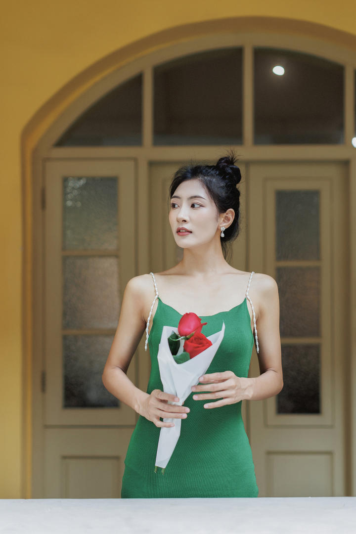 手捧玫瑰的高级感女生头像图片大全