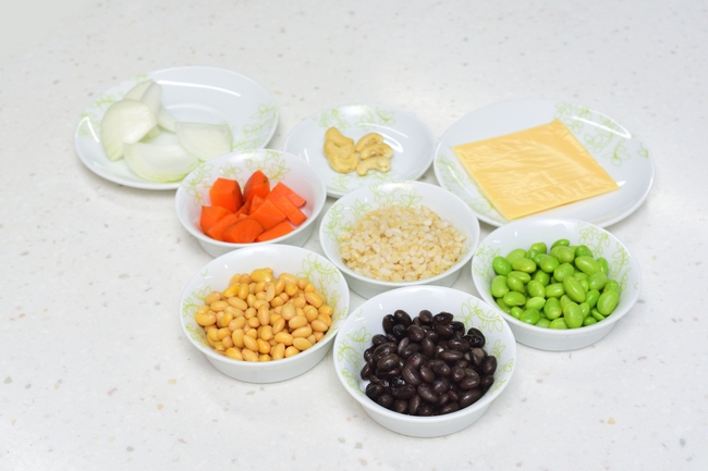 准备好的一碗碗食材图片