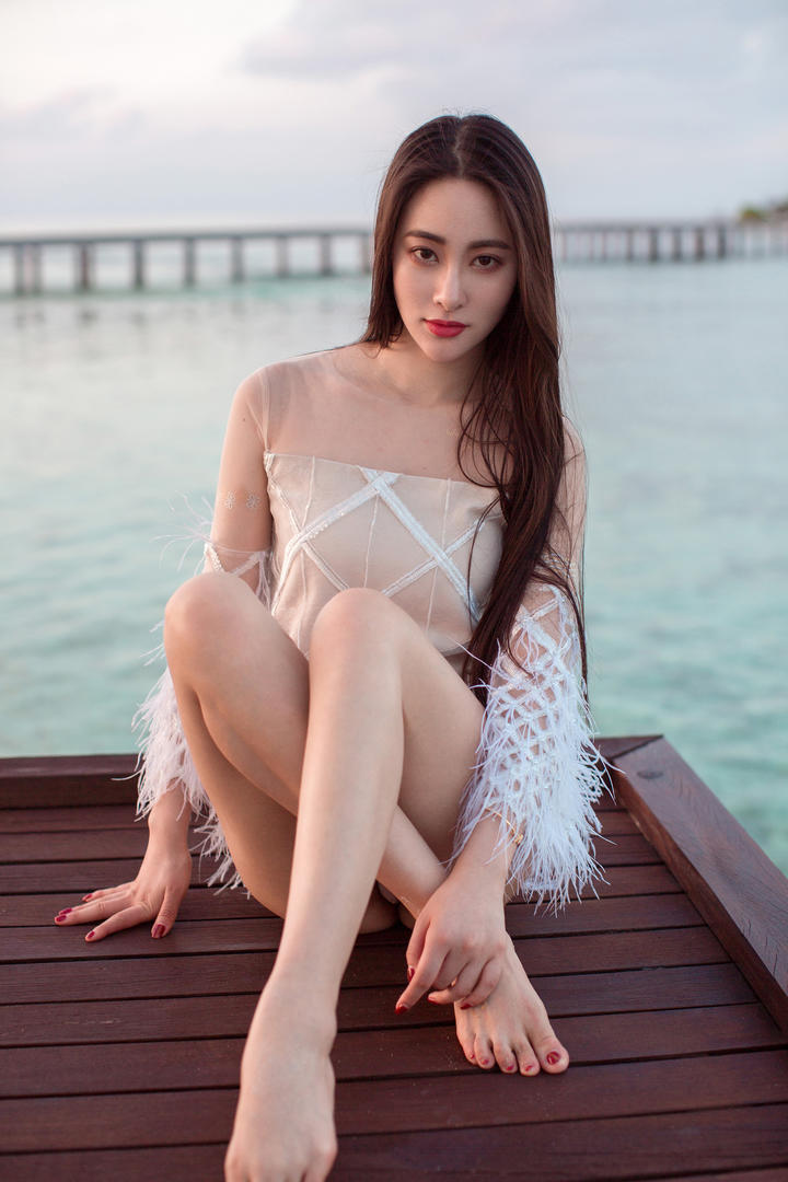 坐在湖边的超清美女模特图片