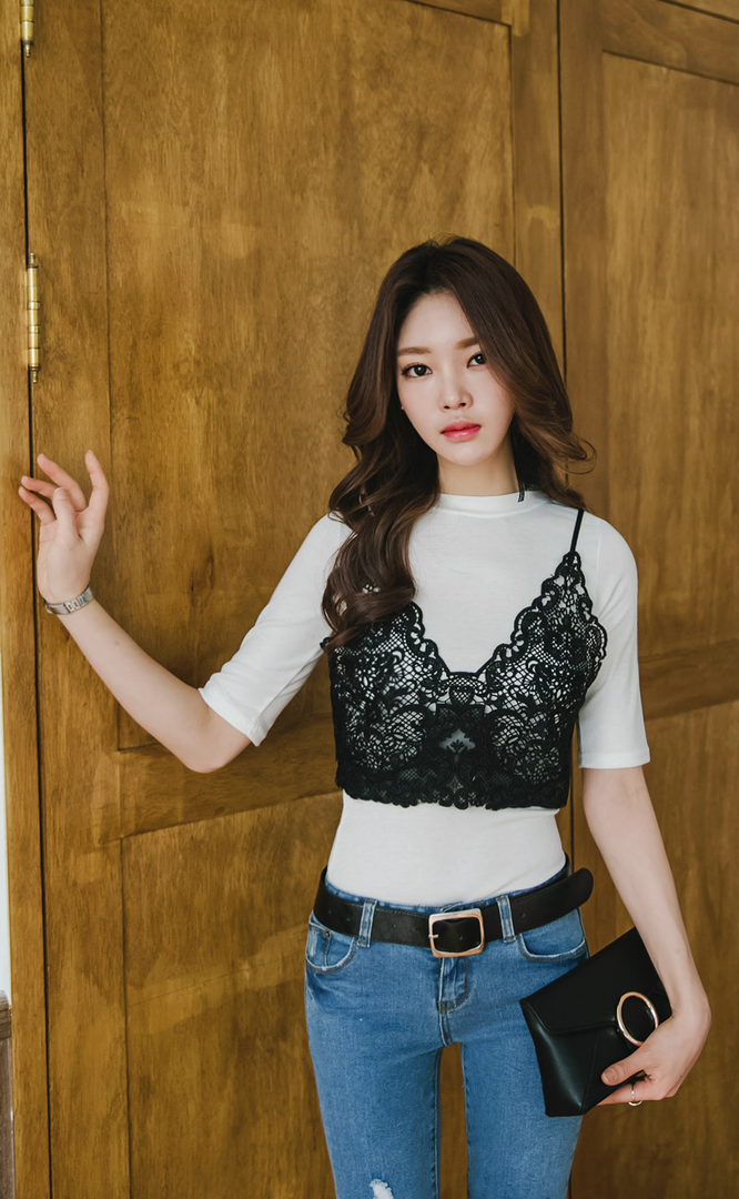 站木门边的超高清韩国气质女神朴正允图片