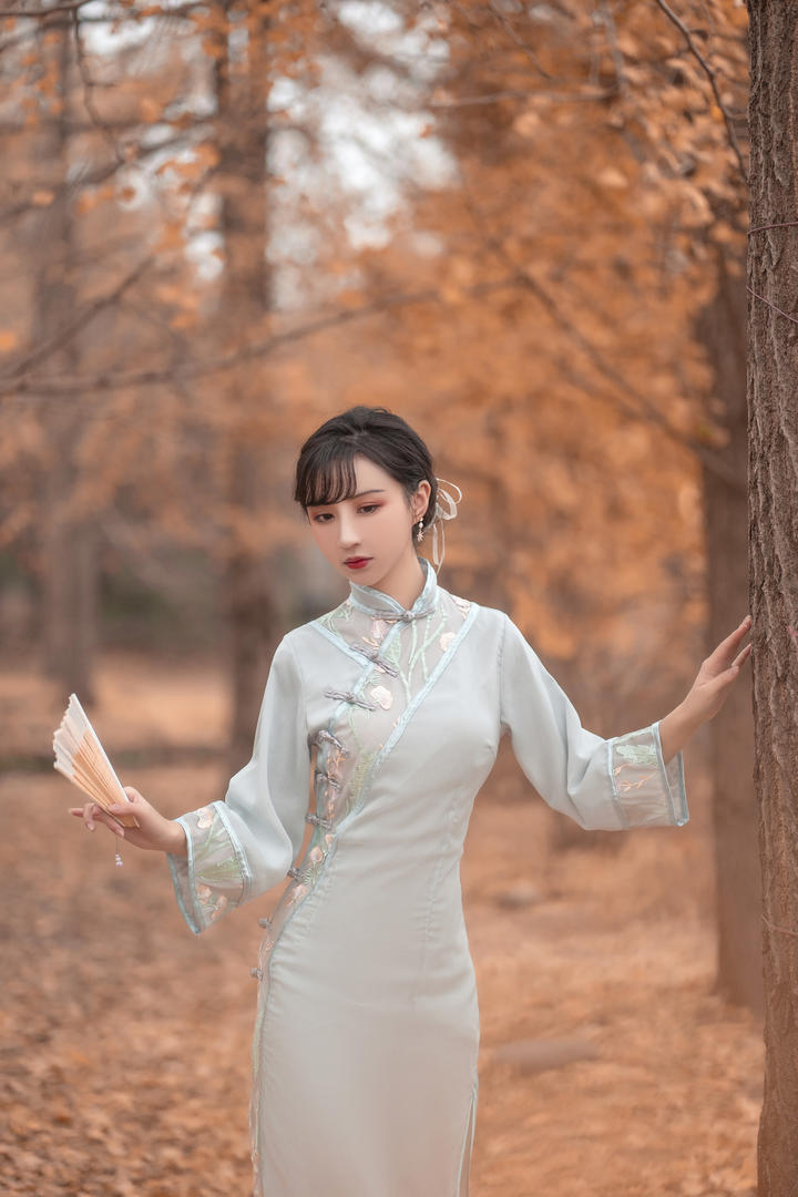 树林中的古典旗袍美女高清艺术照图片