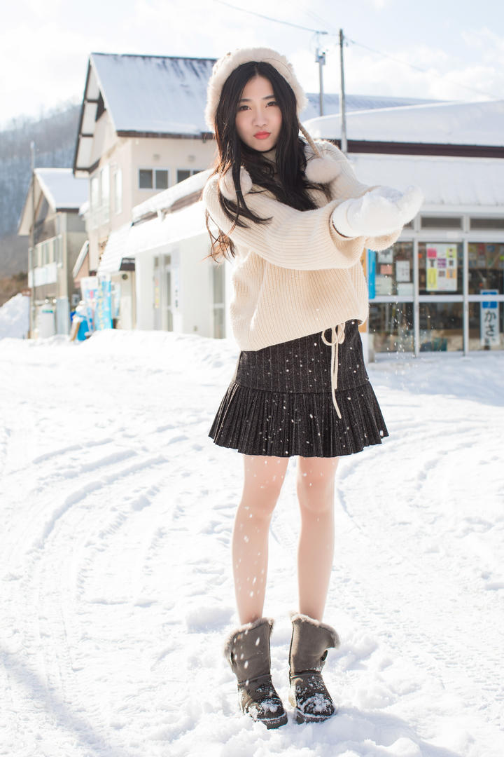 捧着雪的高清清纯美女摄影图片