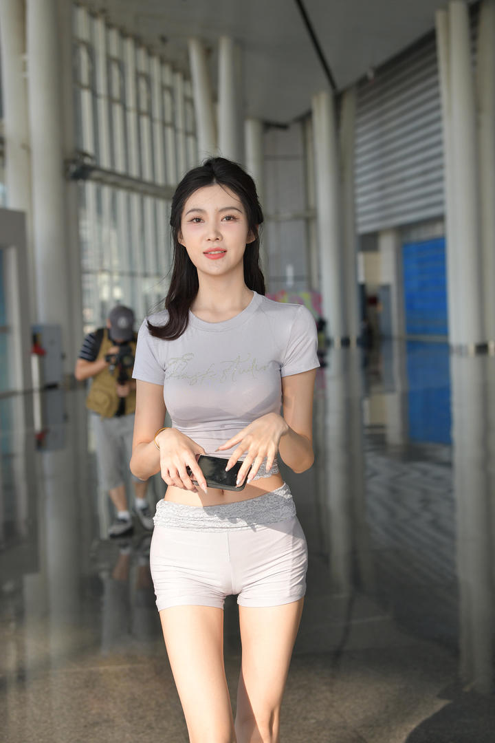 候车室里的苗条身材美女紧身裤大尺度街拍图片