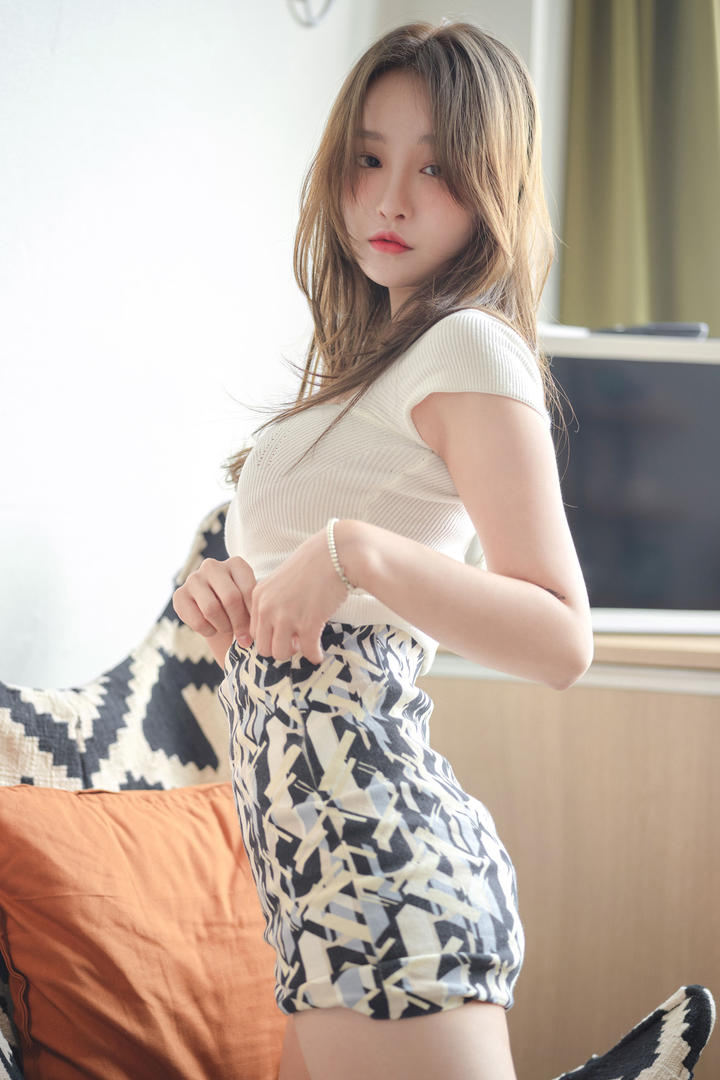 韩国美女网红慢慢脱下裙子个人艺术私拍写真图片