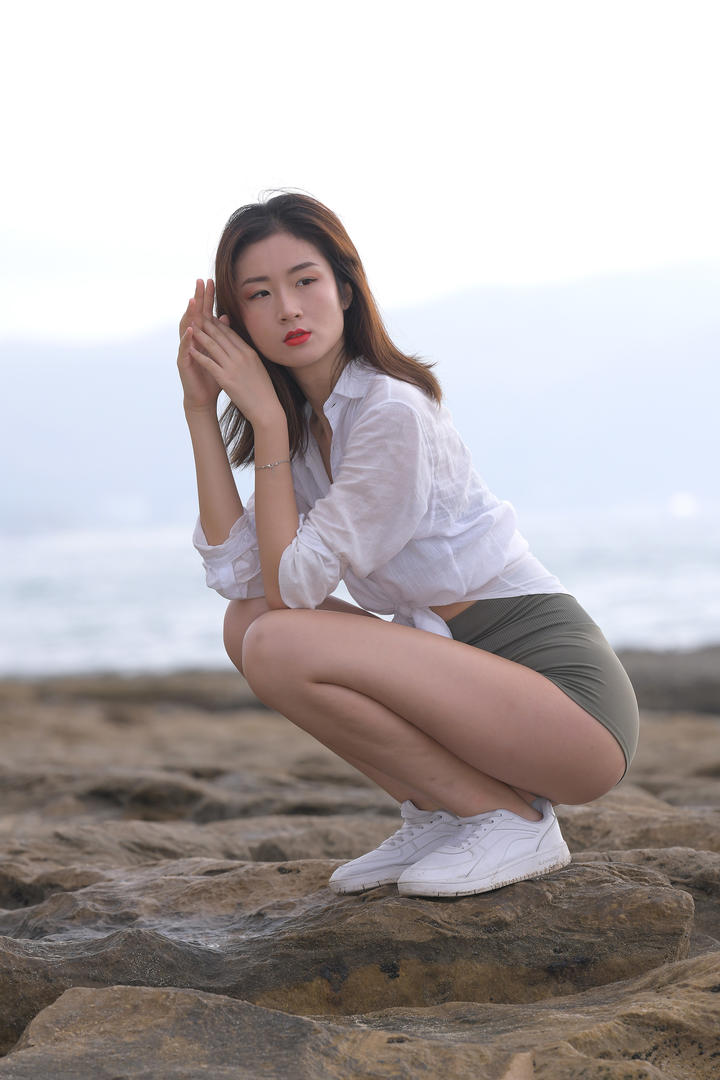 偷拍海边岩石上的清纯美女模特图片