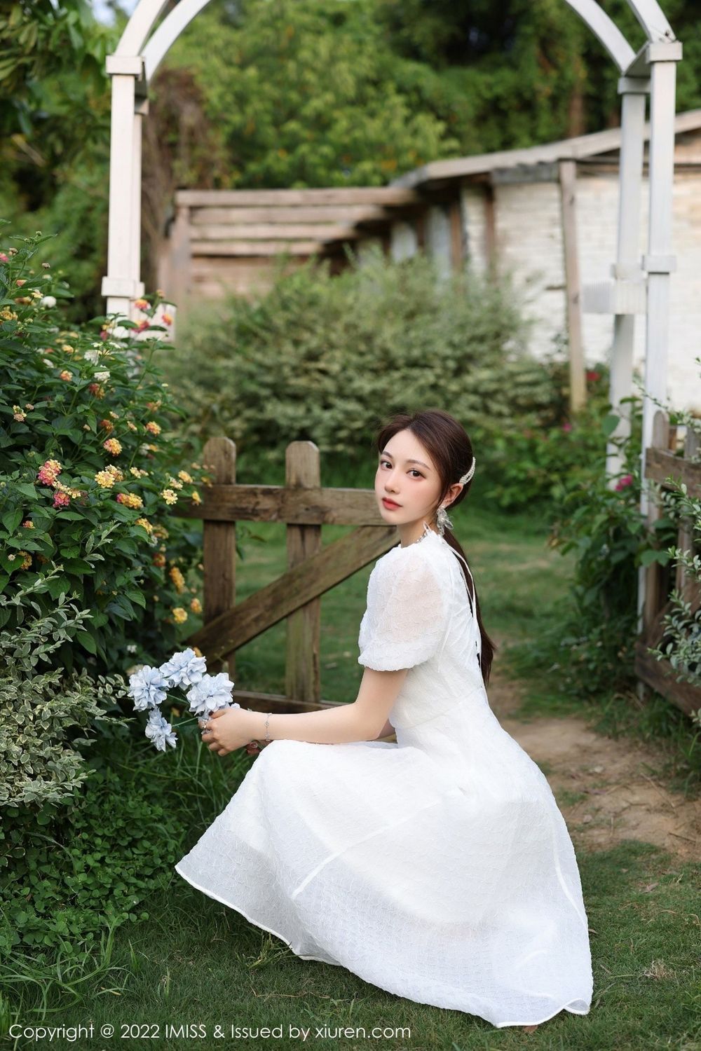 爱蜜社气质女神Lynn刘奕宁白色长裙户外田园主题性感写真