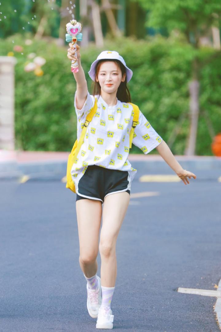 内地美女明星杨超越玩泡泡机大秀白皙美腿