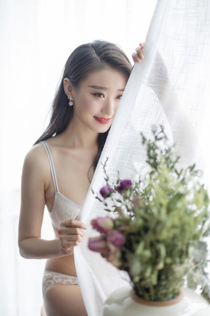 躲在窗帘后的清纯性感美女心怡美女高清写真套图