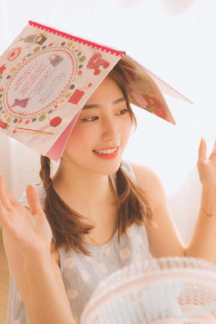 头上顶着书本的极品清纯美女
