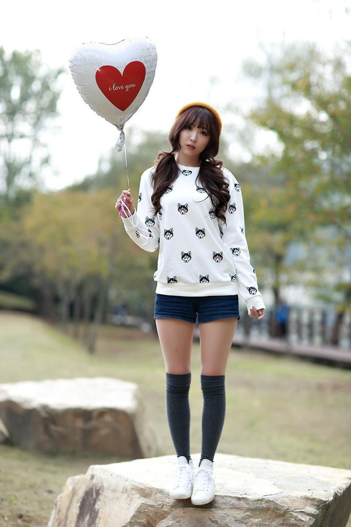 拿着心形气球的韩国美女明星李恩慧图片