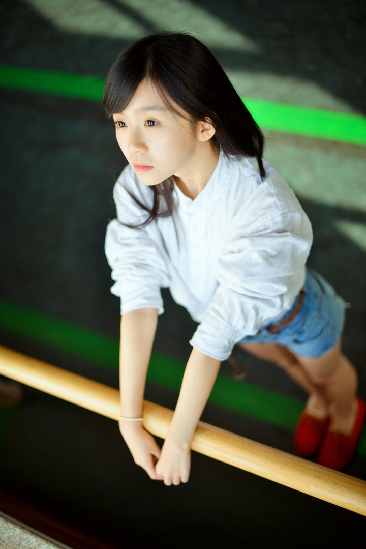 舞蹈教室里的清纯女明星宋伊人图片