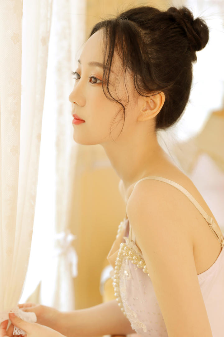 舞蹈教室里跳芭蕾舞的清纯美女图片