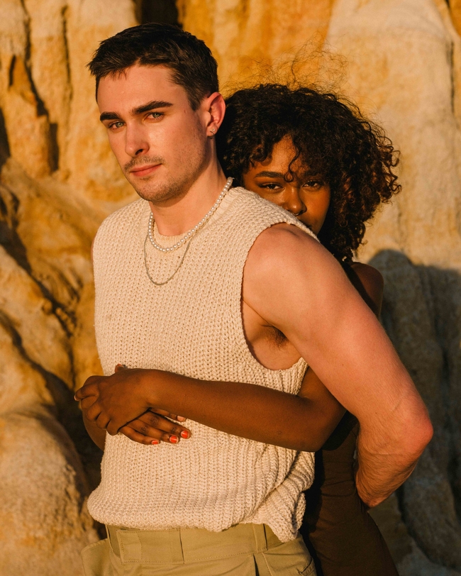 欧美浪漫后背抱情侣图片